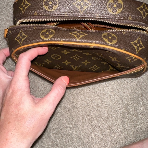 Louis Vuitton Blois crossbody handbag - Picture 13 of 15